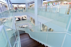 階段は吹き抜けになっており、光が入り込むように工夫(提供:図書館流通センター)