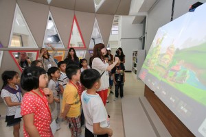 大画面を使った子供たちへの対話式読み聞かせ会の様子(提供:新北市立図書館)
