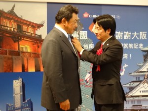 台南市長賴清德為九重親方別上台南徽章 歡迎他到台南旅遊