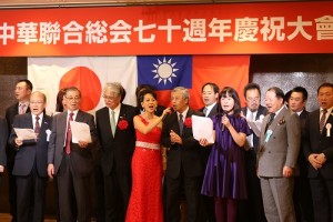 全場合唱《中華民國頌》等歌曲,展現僑界團結