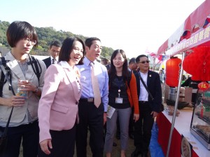 台北市副市長周麗芳向愛媛縣縣長中村時廣介紹台灣美食