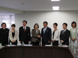 民主党本部にて握手を交わす蔡英文主席と枝野幹事長(照片提供:中央社)