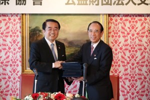 亞東關係協會會長李嘉進(左)和日本交流協會會長大橋光夫出席「避免雙重課稅協議」等3項協議簽約典禮