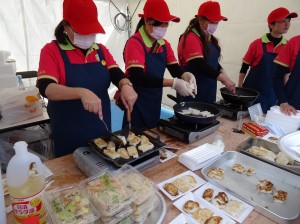 大阪佛光山準備素食米粉、蘿蔔糕與民眾結緣