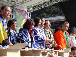 亞東關係協會會長李嘉進與台北市副市長周麗芳、臺北市溫泉發展協會理事長周水美應邀上台發放麻糬