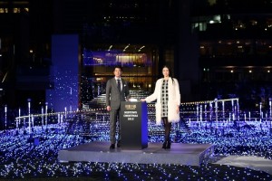 主演電影《杉原千畝》的唐澤壽明和小雪,出席東京中城聖誕點燈儀式