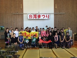 駐大阪辦事處領務秘書鄭如君在廣島縣福山市台灣祭中提供領務服務並和僑民互動
