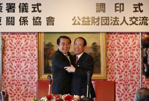 亞東關係協會會長李嘉進(左)表示台灣已經準備好和日本洽簽EPA,相信日方也準辦好了,在簽約儀式後兩人擁抱象徵台日友好關係