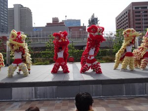 大阪中華學校舞獅隊為會場帶來喜慶氣氛
