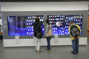 台湾で初めて導入された「eBooks Wall」(提供:新北市立図書館)