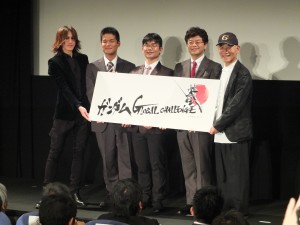 「ガンダム GLOBAL CHALLENGE」の第一次選考に選ばれ表彰された国立台湾大学の非常勤准教授である江明勲氏(写真中央)。表彰者の両端を囲むのはアニメ「機動戦士ガンダム」の総監督である富野由悠季氏(右)と、授賞式でプレゼンターを務めたロックバンド・X JAPANのギタリスト・SUGIZO(左)