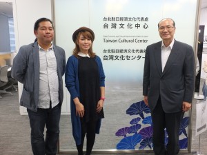 左から、イベントを企画した天野健太郎さん、ワンワンさん、台湾文化センターの朱文清センター長