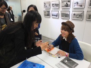 ファンのサインにこたえるワンワンさん