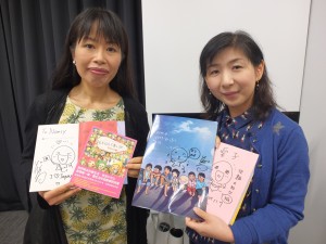 書籍とファイルにサインをしてもらい、ファンの方々もご満悦