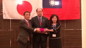 國際傑人會日本總會會長交接儀式〈左起:2016日本總會長平井清 世界總會總會長陳天汶 現任日本總會長謝張芳珠〉