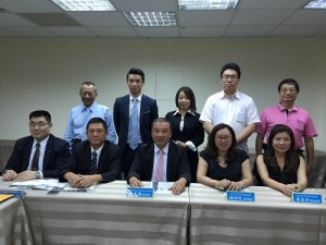 中華民國不動產仲介經紀商業同業公會全國聯合會理事長林正雄(前排左3)與在日台灣不動產協會理事長錢妙玲(前排右2)在台北就台日房產業概況進行交流(照片提供:在日台灣不動產協會)