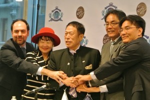 右からフレンドウェルグループの鄭吉成CEO、友盛貿易の鄭尊仁社長、アパグループの元谷外志雄社長、アパホテルの元谷芙美子社長、APA HOTEL FRANCHISE LCCのCOOに就任したChris Akoury氏