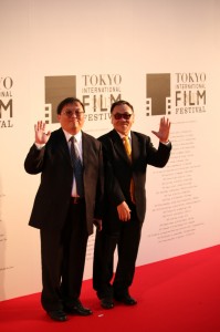 「風の中の家族」製作の唐在揚氏(左)と王童監督(右)
