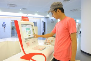 館内のフロアガイドや本の検索などはタッチパネルで操作(提供:新北市立図書館)