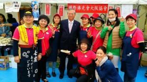 駐大阪辦事處處長蔡明耀與大阪佛光會會員合影