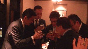 與會僑青向岸信夫議員致意