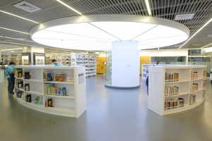 広々とした明るい館内(提供:新北市立図書館)
