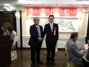會長川合通夫感謝台灣觀光局大阪事務所所長林俊慧為會員專題演講台灣的最新魅力』