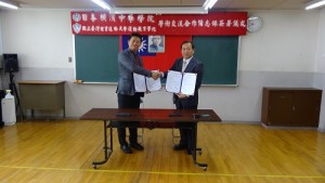 國立台灣體育運動大學進修推廣主任聶喬齡(左)代表該校運動教育學院,於11月14日和橫濱中華學院簽署合作備忘錄