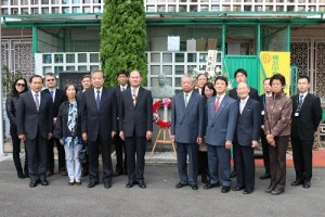 銘傳大學訪團特別向國父銅像獻花,駐橫濱辦事處處長粘信士(前排右4)特別出席與會