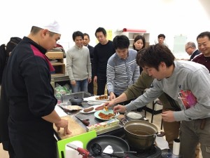 業者也紛紛試吃食材,欲了解道地台南美食箇中的奧妙
