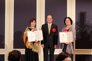 世華日本分會由會長本田櫻子(左)和大台中分會會長郭鳳玉(右)代表兩會洽簽結盟,強化合作關係(圖中為駐日代表沈斯淳)