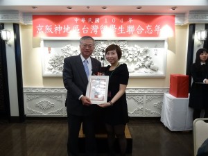 總召集人、關西大學留學生會會長沈俶琪贈感謝狀 感謝長輩們的支持