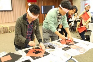 主辦單位還安排矇眼寫書法的活動,炒熱現場氣氛