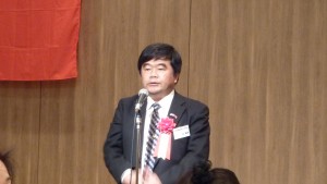 挨拶する戎総領事