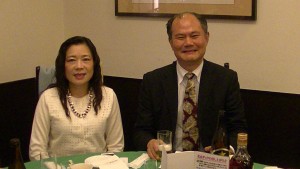 右:代表處橫濱分處處長粘信士及夫人黃惠英出席橫濱中華學院忘年會
