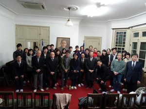 到場觀眾、來賓與兩位導演合影