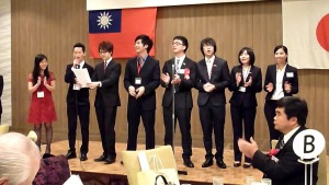 朋友を歌う留学生会の役員