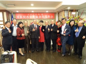 駐大阪辦事處處長蔡明耀伉儷與台商合影