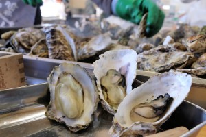 宮城縣是日本全國牡蠣產量第2位的產地,以松島為中心的沿岸盛行牡蠣養殖,所以在松島的朝市可以吃到新鮮的牡蠣餐點