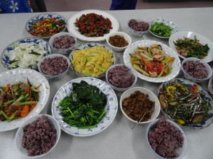 桐花享苑準備多樣道地客家料裡、台菜與學員分享