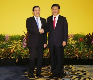 歴史的な握手をする馬英九総統と習近平国家主席(提供:中央社)