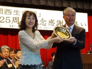 駐大阪辦事處處長蔡明耀贈印有『關懷眾生 生命無價』字樣的銀盤祝賀
