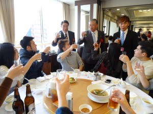 駐大阪辦事處處長蔡明耀與文教組秘書羅國隆 巡桌勉勵各校同學