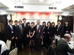 駐大阪辦事處處長蔡明耀(中)、文教組秘書羅國隆(左3)與各校代表同學合影