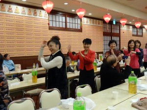 蔡處長夫人(左2)與僑胞共舞同樂