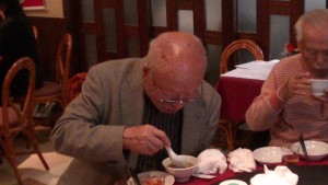 八十八歲吳正男先生品嘗佛跳牆
