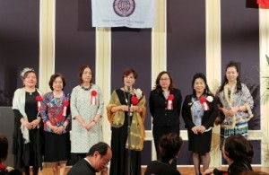 新任會長本田櫻子與6位副會長一起在大會上向大家宣誓對世華貢獻心力的決心
