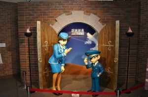 出境大廳可見等身大的小蘭和柯南機長歡迎旅客到訪鳥取縣(©Gosho Aoyama/Shogakukan )