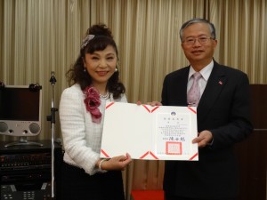 蔡處長代表僑委會頒發感謝狀,感謝僑務委員謝美香捐助僑生獎助學金