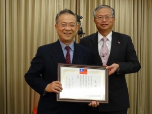 西日本台灣醫人同鄉會會長竜江健一(左)協助駐館急難救助,獲頒贈感謝狀